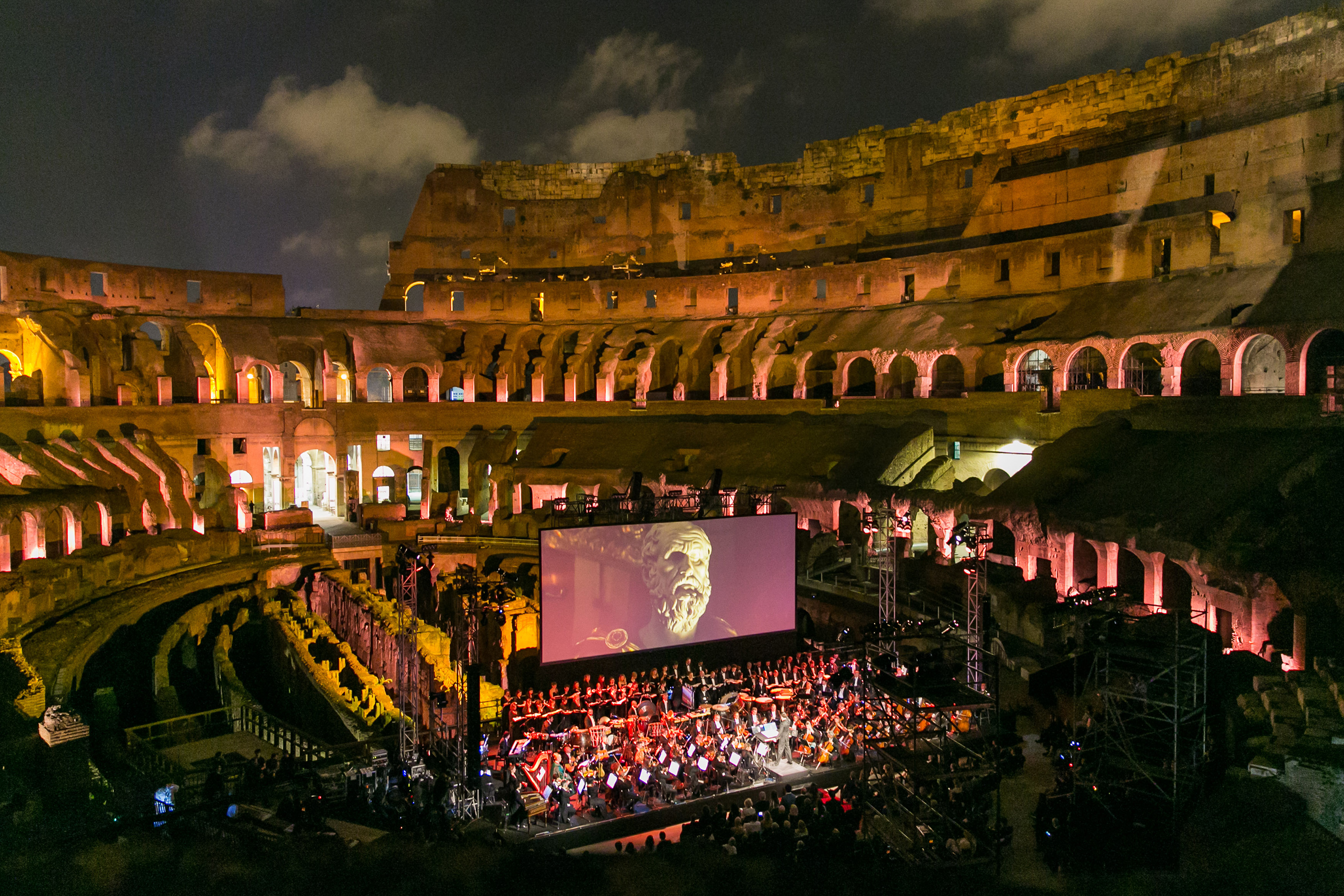 Actor Russell Crowe and co-stars of the Oscar-winning movie “Gladiator” gathered 6 June for a special End Polio Now fundraising event inside the Colosseum in Rome, Italy. 