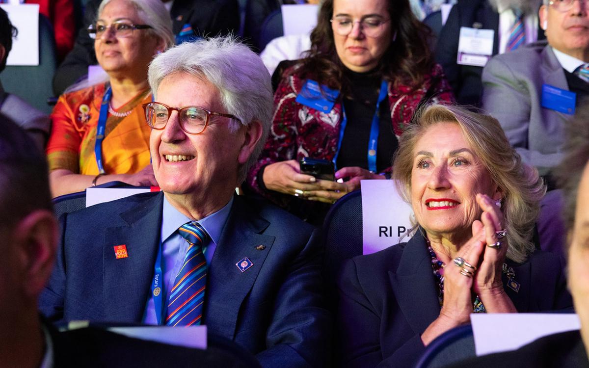 O presidente do RI, Francesco Arezzo, e sua esposa, Anna Maria, participam da Conven&ccedil;&atilde;o do Rotary de 2025 em Calgary, Canad&aacute;, em junho.
