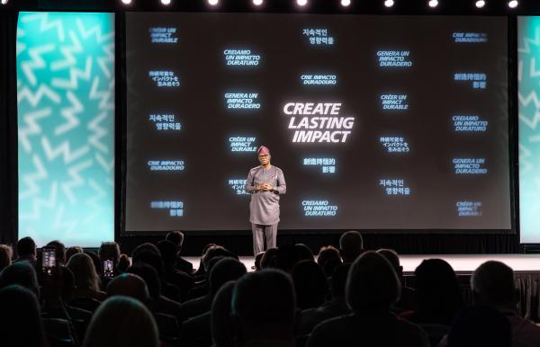 Olayinka Babalola pede aos associados do Rotary que Criem Impacto Duradouro